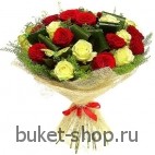 Просто люблю. Розы,Зелень.. Классический букет из 19 красных  и белых роз.