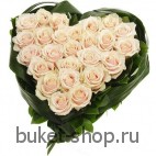 Сердце из 25 роз Талеи. Розы, Зелень.  Изысканная композиция из нежных  кремовых  роз,выполненная  в форме сердца в обрамлении свежей сочной зелени